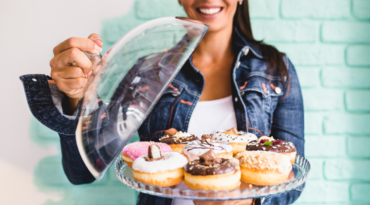 You don’t have to let your sugar cravings win! Our tips on how to outsmart your sweet tooth